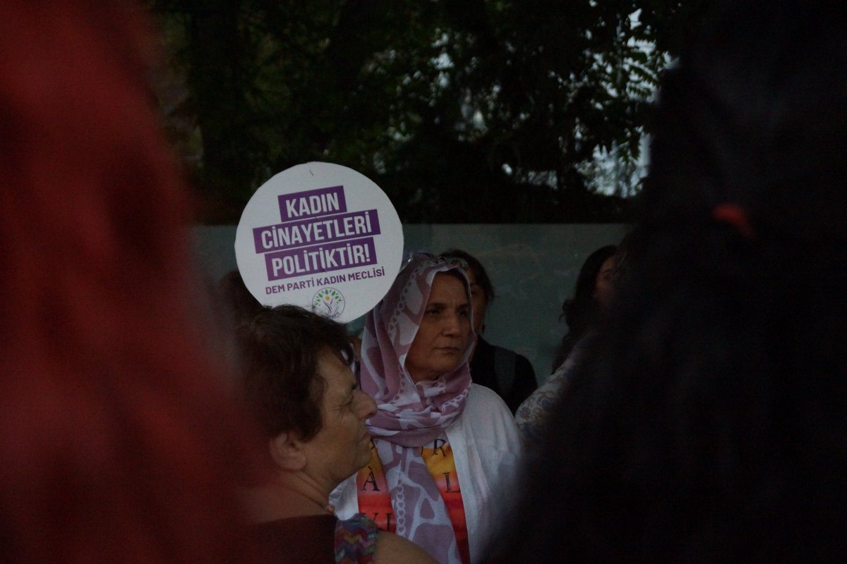 Li Tirkiyeyê jin, bi rêyeke sistematîkî tên kuştin.
Ev ne tenê hejmara statistîkî ye, ev qirkirinek e.
Ev serhildan e, ev qîrînak e, ev têkoşîna jiyana me ye!
Dewlet, destê xwe ji laşê min vekişîne…!
#rêxistunbûnxweparastinameye 
#Jinêntênqetilkirinsedemaraperînameye