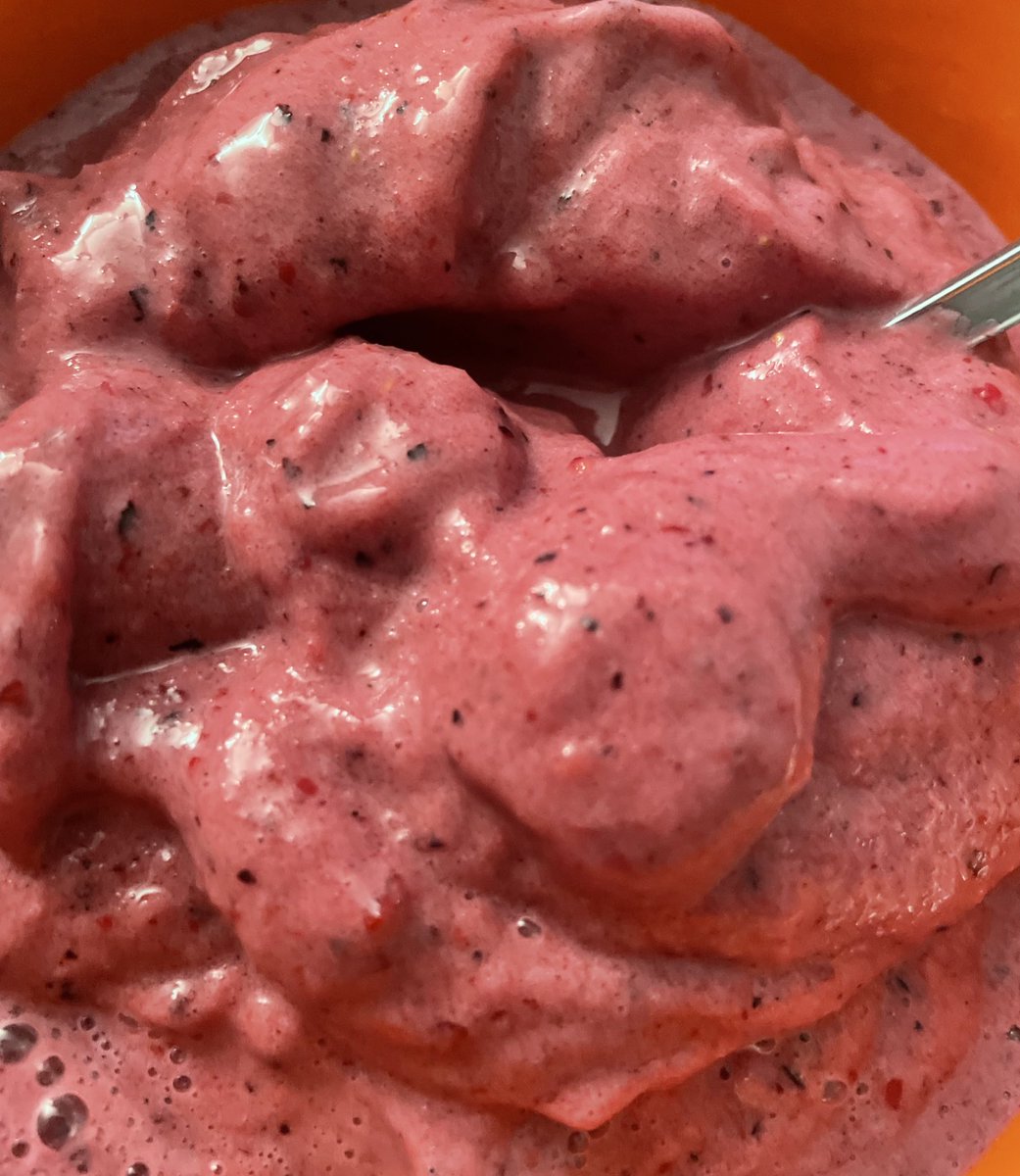 Me he hecho heladito de frutos rojos para cenar porque me estoy muriendo de calor y quería algo fresquito y rico 🤤