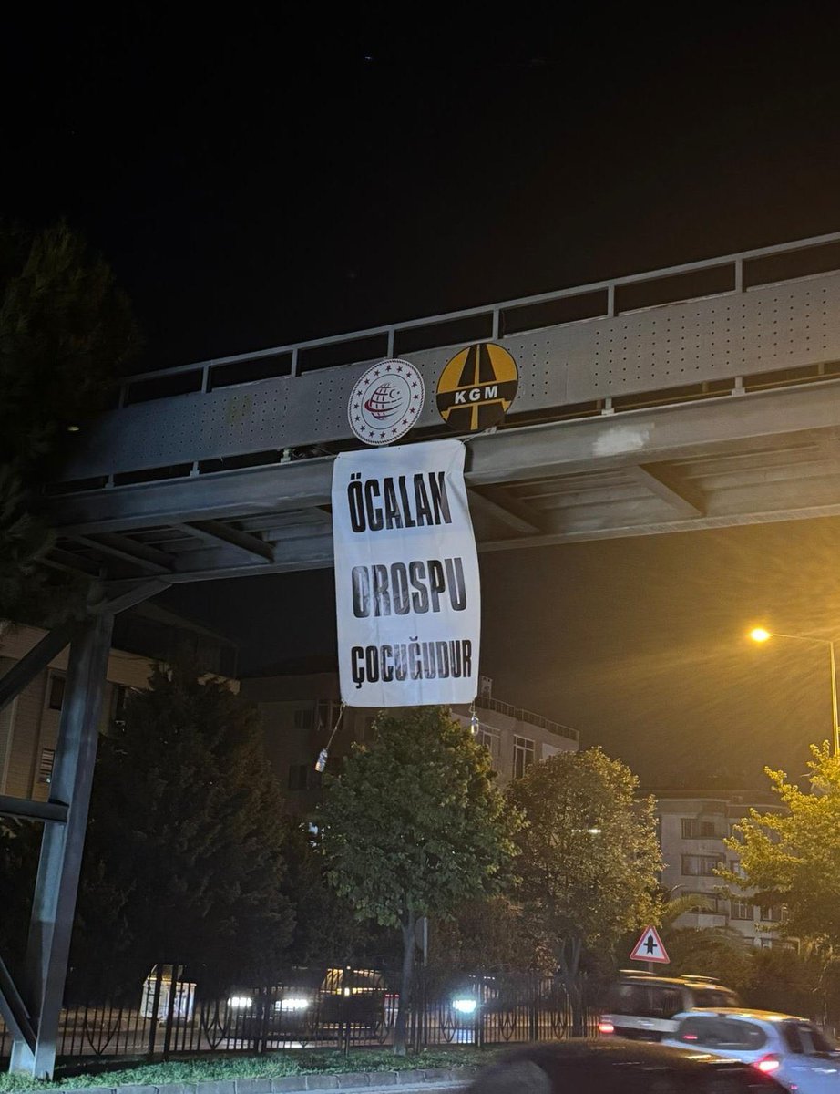 bagimlisidrama's tweet image. Samsun&apos;da bir üst geçide asılan pankart, sosyal medyada gündem oldu.