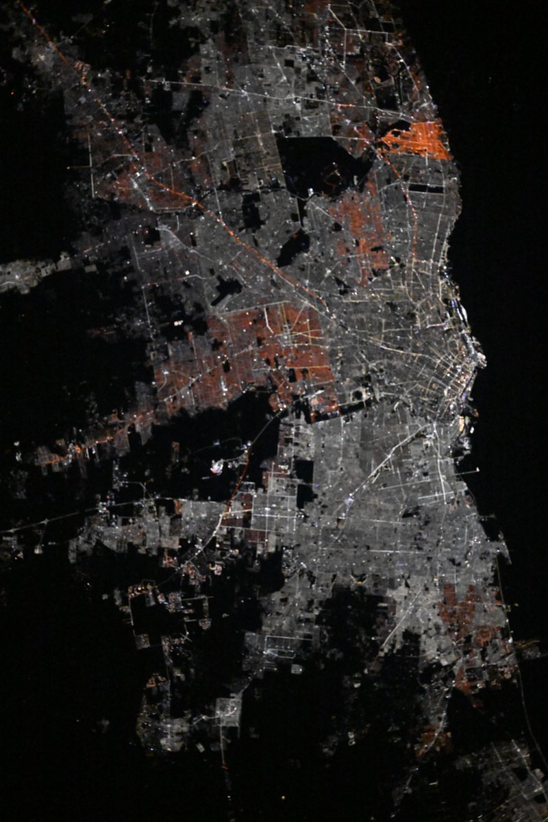 さて、今回は夜景のクイズです。
この都市の名は？
ヒント:アルゼンチンの都市です。
かなり大きな都市で、私も驚きました。
なぜ前回撮影しなかったのかなぁ。