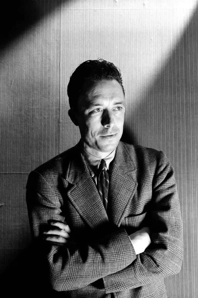 "Au milieu de la haine,
J'ai trouvé qu’il y avait en moi
un amour invincible.

Au milieu des larmes,
j'ai trouvé qu’il y avait en moi
un sourire invincible.

Au milieu du chaos,
j'ai trouvé qu’il y avait en moi
un calme invincible.

J’ai réalisé à travers tout cela que,
Au milieu