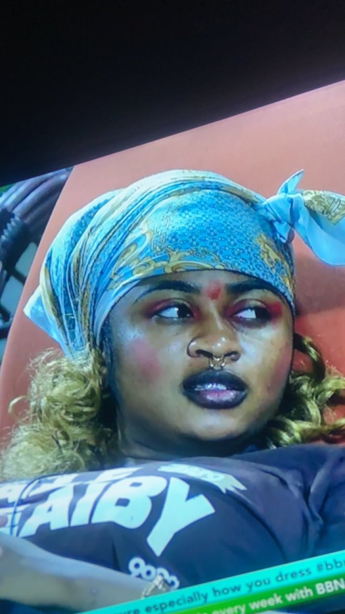 Imisi don upgrade her makeup technique o😂😂😂😂😂

Ah! Where dem see this girl from?