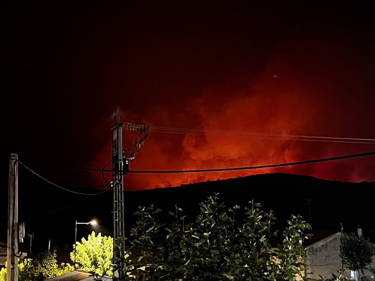 JOSELUISRIEGOH's tweet photo. #ifpuercas vista del infierno desde #Losacio a las 22:38, de momento no se ven las llamas desde el pueblo. La guardia Civil ha tranquilizado a la población después de dar la orden de prepararse para la evacuación. https://t.co/6f4h3kgRwH