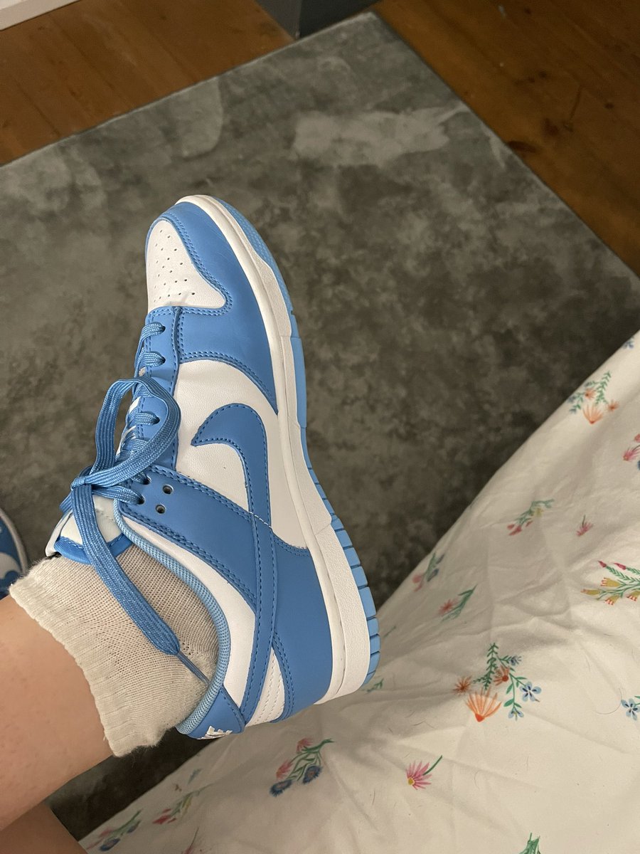chloewintersxo's tweet photo. My feet are so sweaty after a whole day out, I need someone to clean them and let me use them as a foot rest ☺️ https://t.co/WzurIml6Qy
