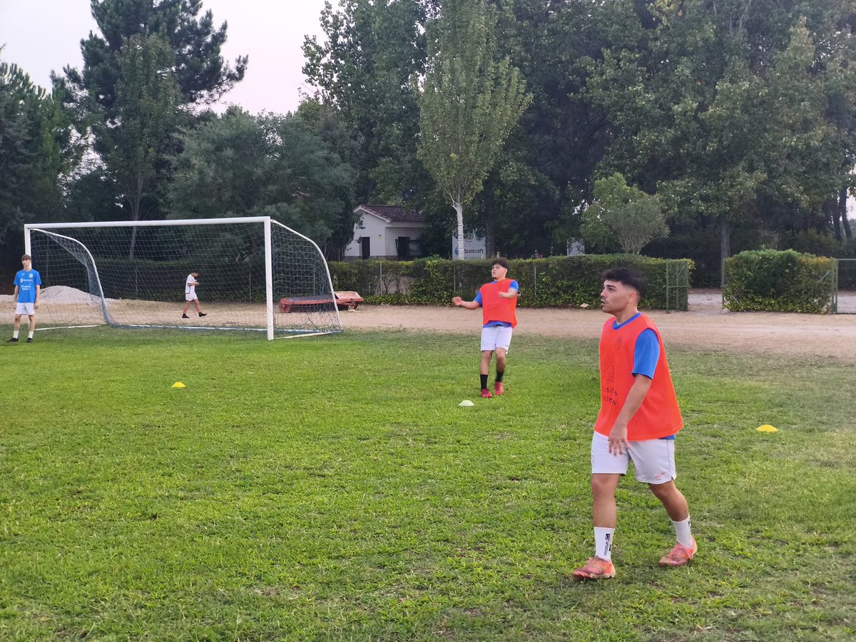 CPTalayuela's tweet photo. 🏃Primer entrenamiento de la semana completado🔥🔥 trabajando a tope 
VAMOS CHAVALES 

#tequeremosilusionar
#vamostalayuela
#sentimientoazul https://t.co/pZ4IvdxOg8