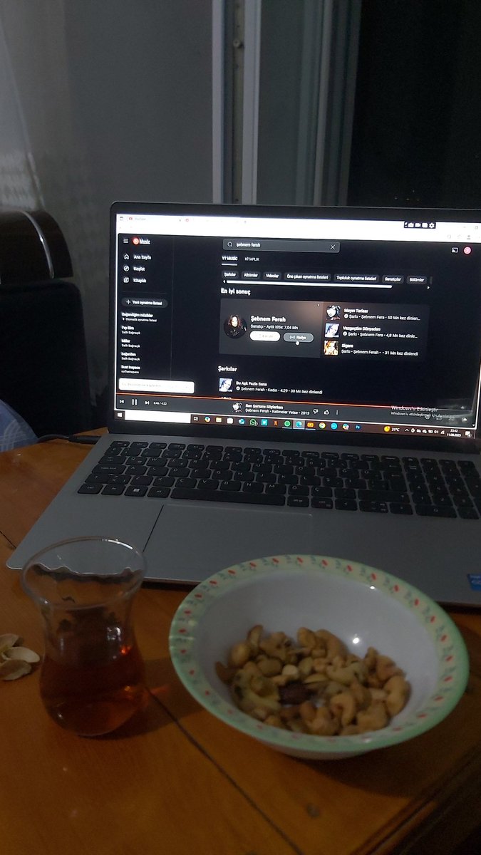 Hayat, köyde çay bardağında viski içip bayat çerez yemektir