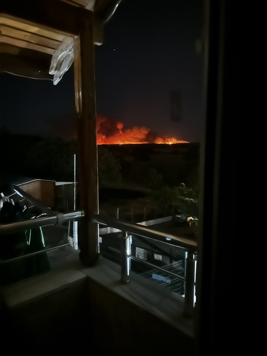 Akintutkan's tweet photo. Edirne enez’e bağlı sultaniçe gülçavuş büyükevren köylerinde yangın var yangın evlere sıçramaya başladı halk tahliye ediliyor rüzgar enez’e doğru gitmekte lütfen yardım edilsin @AFADBaskanlik @ahbap @kursadoguz @ismailsaymaz @halktvcomtr @szctelevizyonu @tele1comtr https://t.co/NKjXpDhv1Q