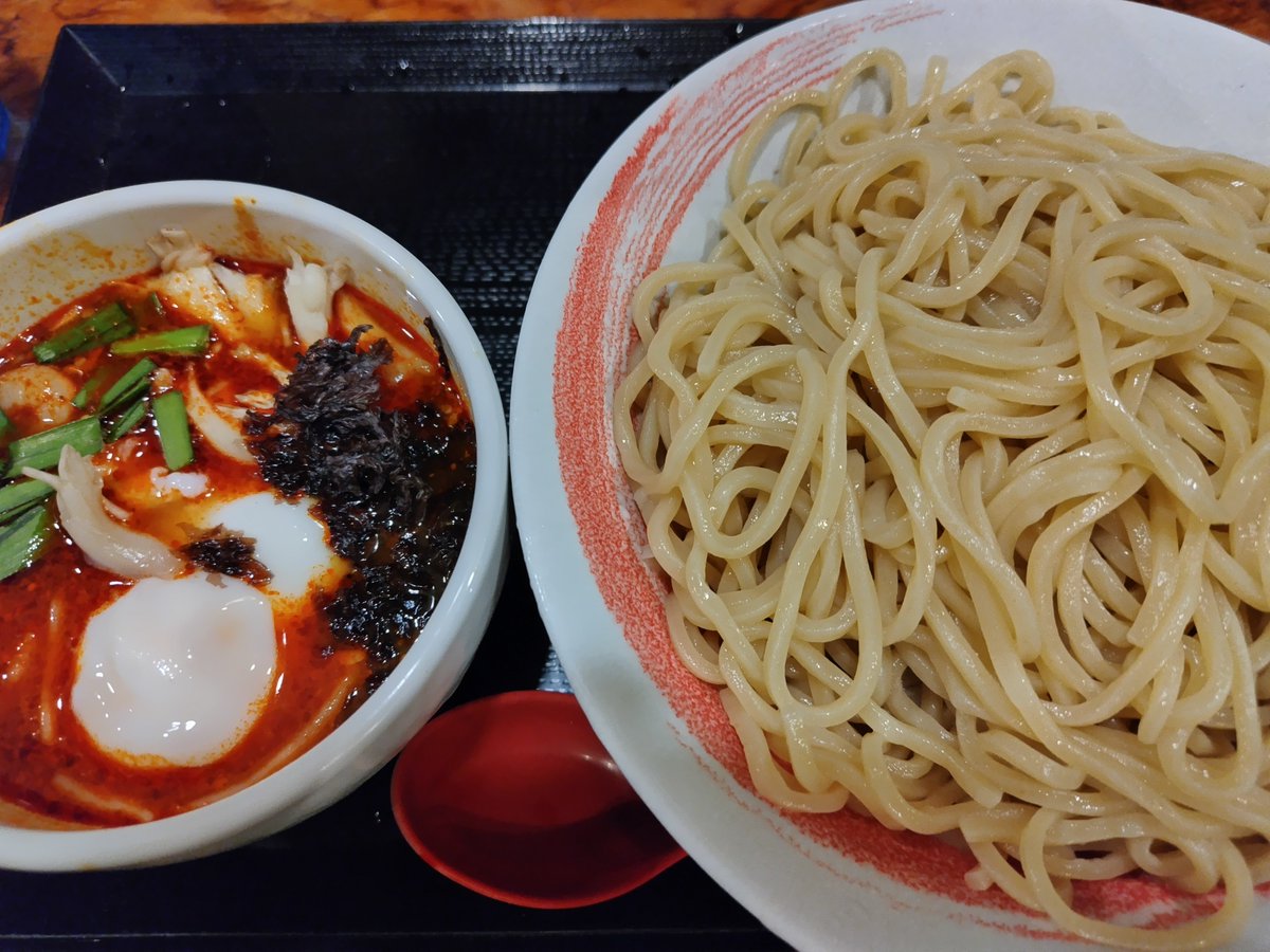 駐車場ラス１に滑り込み🙌
＃神勝軒 さんへ

☆SeaFoodチゲ

ビビッドな赤いスープ😲❗
海老、帆立、タコ、舞茸、岩海苔…
海の旨味たっぷりの具材がザクザク😆🎶
もちプリ麺をダイブして、咳込み注意で吸引〜😙
ガシッと辛い🔥でもおいしい🤤✨
スープ飲み過ぎてスープ割断念…🤭

ごちそうさまでした