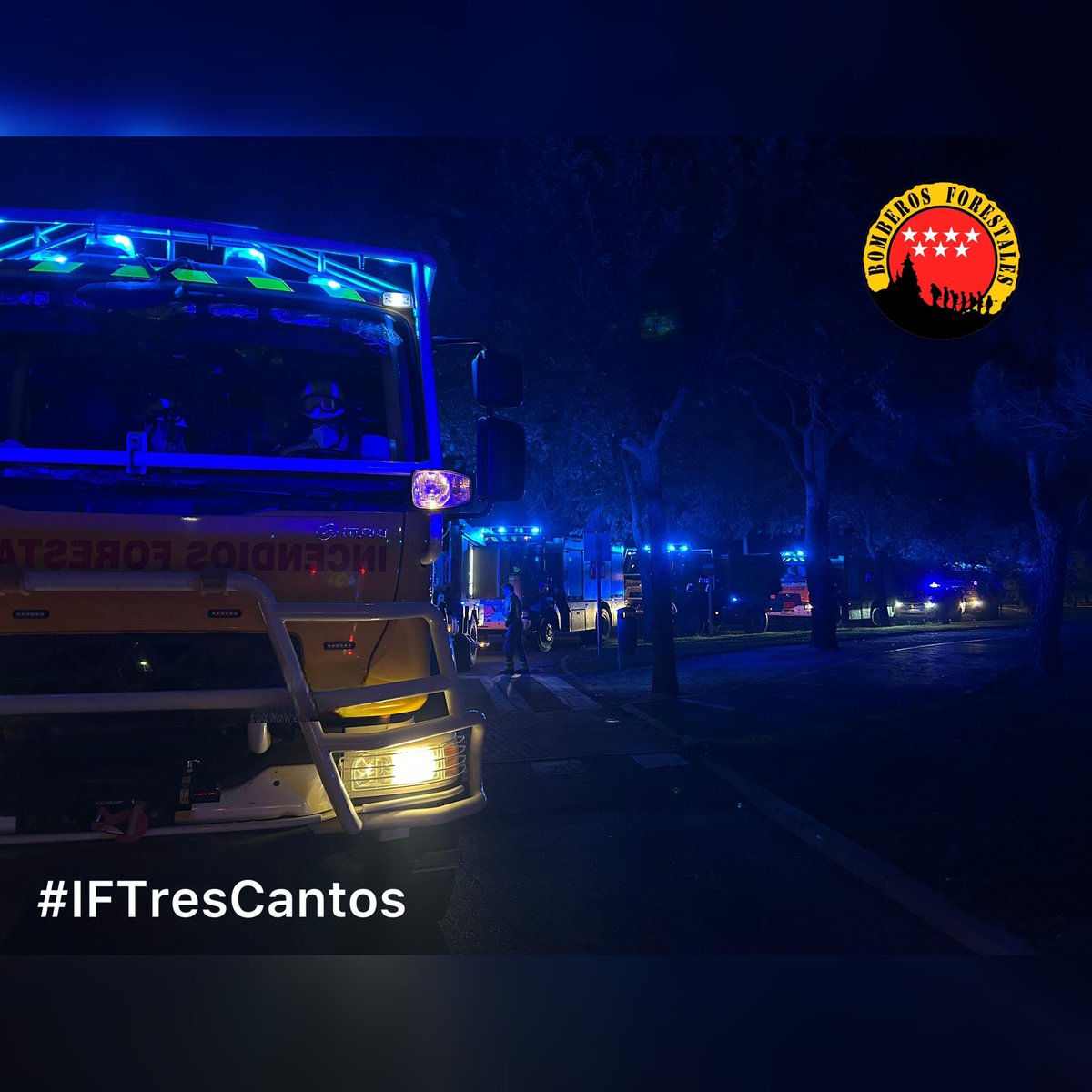 BBFFMadrid's tweet image. Los #BomberosForestalesCM estamos trabajando en SERVICIOS MÍNIMOS en el #IFTresCantos con: 

🚒  11 Dotaciones terrestres.
🚁 1 Dotación helitransportada. (Sin medio aéreo)  
🧑‍🚒 1 UFA. 
🧑‍🚒  Logistica. 

En estos momentos estamos defendiendo la urbanización Soto de Viñuelas.