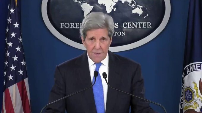 Matt_HollowayAZ's tweet image. Just overheard at Reagan InterNat'l Airport: @KariLake calls out disgraced ex-SecState John Kerry "Things aren't looking very good for the Democrats! You might be in trouble!" 🤣🤣🤣