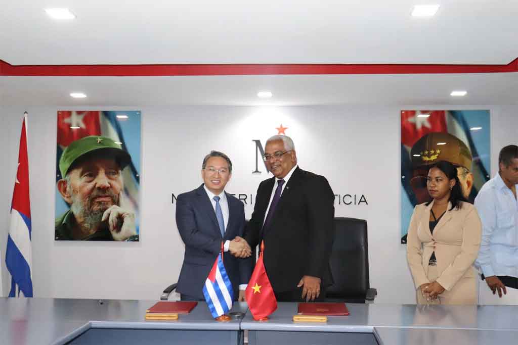 Cancillería de Cuba (@cubaminrex) on Twitter photo 🤝El Ministro de Justicia de #Cuba 🇨🇺, <a href="/OscarCubaMinjus/">Oscar Silvera Martínez</a> firmó con su homólogo de la República Socialista de #Vietnam 🇻🇳, Nguyen Hai Ninh, un acuerdo de Asistencia Técnica para fortalecer la capacidad de elaboración y aplicación de las leyes en la isla.
🔗cubaminrex.cu/es/cuba-y-viet… 🤝El Ministro de Justicia de #Cuba 🇨🇺, <a href="/OscarCubaMinjus/">Oscar Silvera Martínez</a> firmó con su homólogo de la República Socialista de #Vietnam 🇻🇳, Nguyen Hai Ninh, un acuerdo de Asistencia Técnica para fortalecer la capacidad de elaboración y aplicación de las leyes en la isla.
🔗cubaminrex.cu/es/cuba-y-viet…