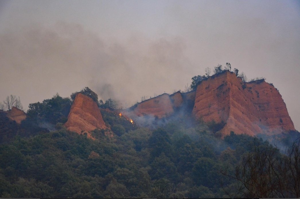 Jatade_'s tweet photo. A cualquier ser humano se le rompe el alma al ver Las Médulas arder.
Cuantos años, décadas o, incluso, siglos tendremos que esperar para poder volver a ver la frondosidad del Bierzo o de Las Médulas de León.

#incendio https://t.co/n2HxTFWG6C