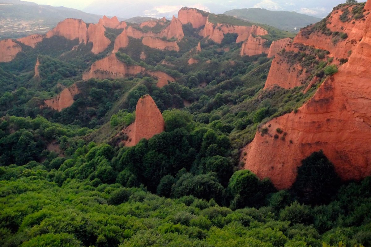 A cualquier ser humano se le rompe el alma al ver Las Médulas arder.
Cuantos años, décadas o, incluso, siglos tendremos que esperar para poder volver a ver la frondosidad del Bierzo o de Las Médulas de León.

#incendio
