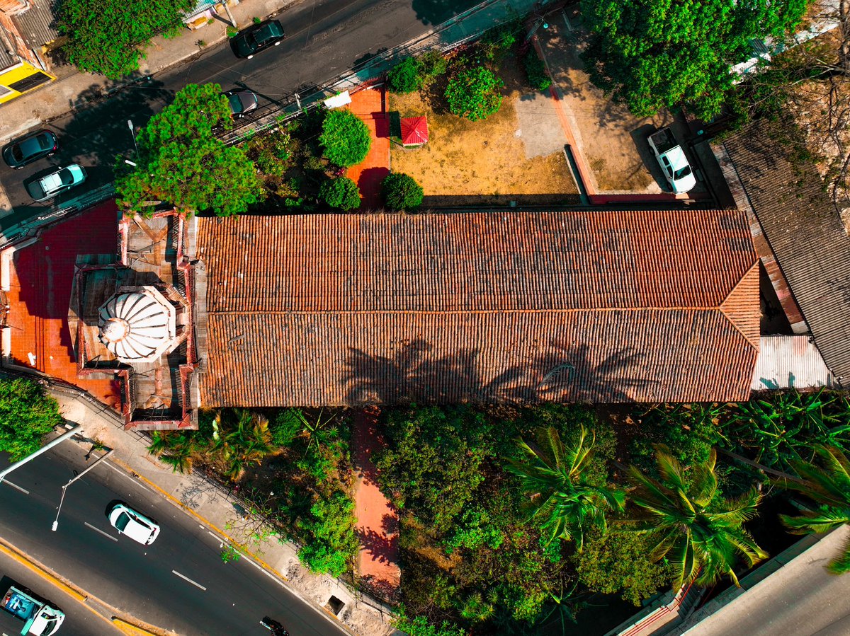 SanJacintoSV's tweet photo. La iglesia más antigua de San Salvador se está desmoronando y debe ser salvada. 

Es la Iglesia Nuestra Señora de Candelaria fue construida en 1816; fue dañado pero reparada en 1879 después del terremoto que destruyó San Salvador. Además, sobrevivió a la devastadora inundación de 1922. 

El interior de madera es impresionantemente hermoso y los pisos de baldosas recuerdan a los del Palacio Nacional. 

Es una iglesia parroquial y monumento nacional que tiene muy poco dinero para su mantenimiento.

Esperamos que sea incluida en los planes de restauración del Centro Histórico de San Salvador.