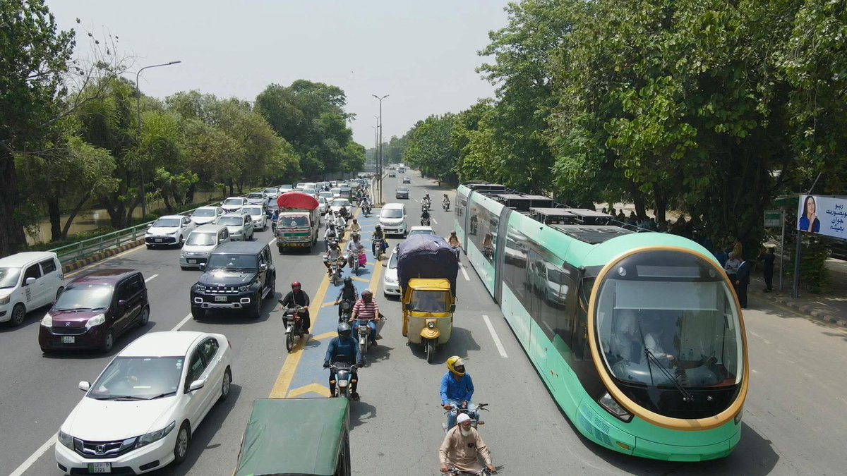 _AnumHanif's tweet photo. Such vehicles like rails require careful consideration for safe integration with other traffic. The initiative is great but dedicated tracks and lanes for rail should have been considered to avoid any tragedy.
#SRT https://t.co/Qglhd69jZo