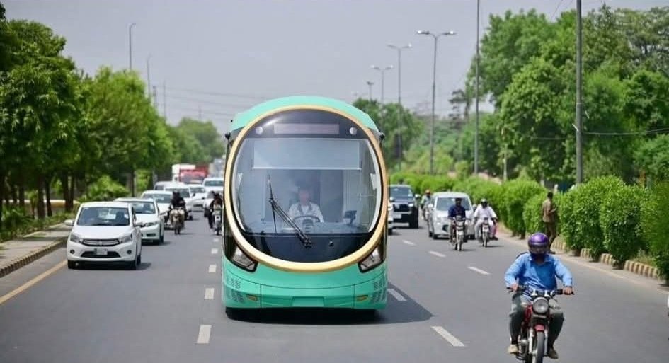_AnumHanif's tweet photo. Such vehicles like rails require careful consideration for safe integration with other traffic. The initiative is great but dedicated tracks and lanes for rail should have been considered to avoid any tragedy.
#SRT https://t.co/Qglhd69jZo