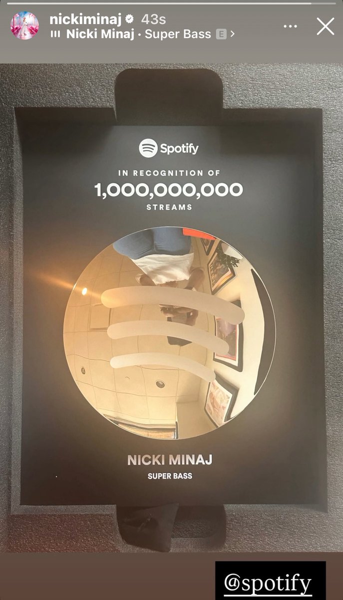 Nicki Minaj post her 1 billion stream plaque for her diamond selling single “Superbass” 💪🏾 this is the kind of content I wanna see from the barbz for the rest of forever! Let’s all stream Nicki’s music on Spotify RIGHT NOW!