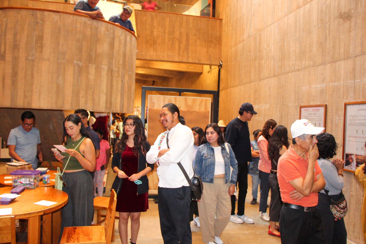 El día de ayer inauguramos nuestra nueva exposición filatélica titulada: «Trama y Urdimbre» en el Centro Cultural Comunitario de Teotitlán del Valle. Agradecemos al amable comité del CCCTV, a la artista Perla Rubí y al público que nos acompañó. ¡Recuerda visitar esta nueva expo!