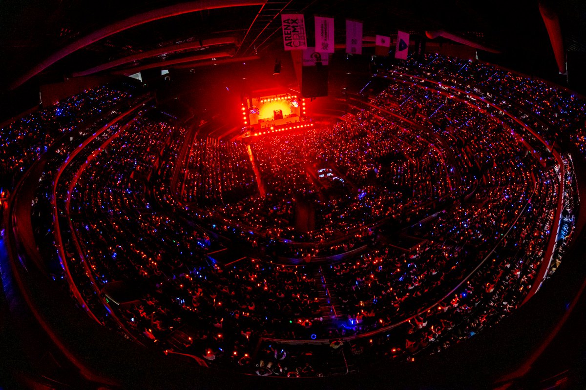 ArenaCdMexico's tweet photo. 🗣 OLEEEE OLE OLE OLEEEE, ADOOO ADOOO

La ADOminación es real y para muestra estas imágenes donde miles de fans se dieron cita en la #ArenaCDMX como parte de su gira mundial #Hibana 🇯🇵💗🇲🇽

📷: Nogami, Aya https://t.co/n99lHfA0wY