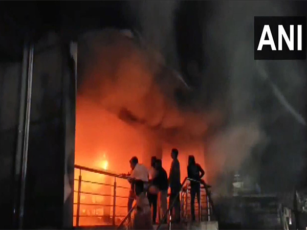 ani_digital's tweet photo. Maharashtra: Fire breaks out at cloth shop in Mumbai's Washim
Read @ANI Story | https://t.co/qNWu9Wycrt
#Washim #Mumbai #Fire #ClothShop https://t.co/qGyh7bHRiS