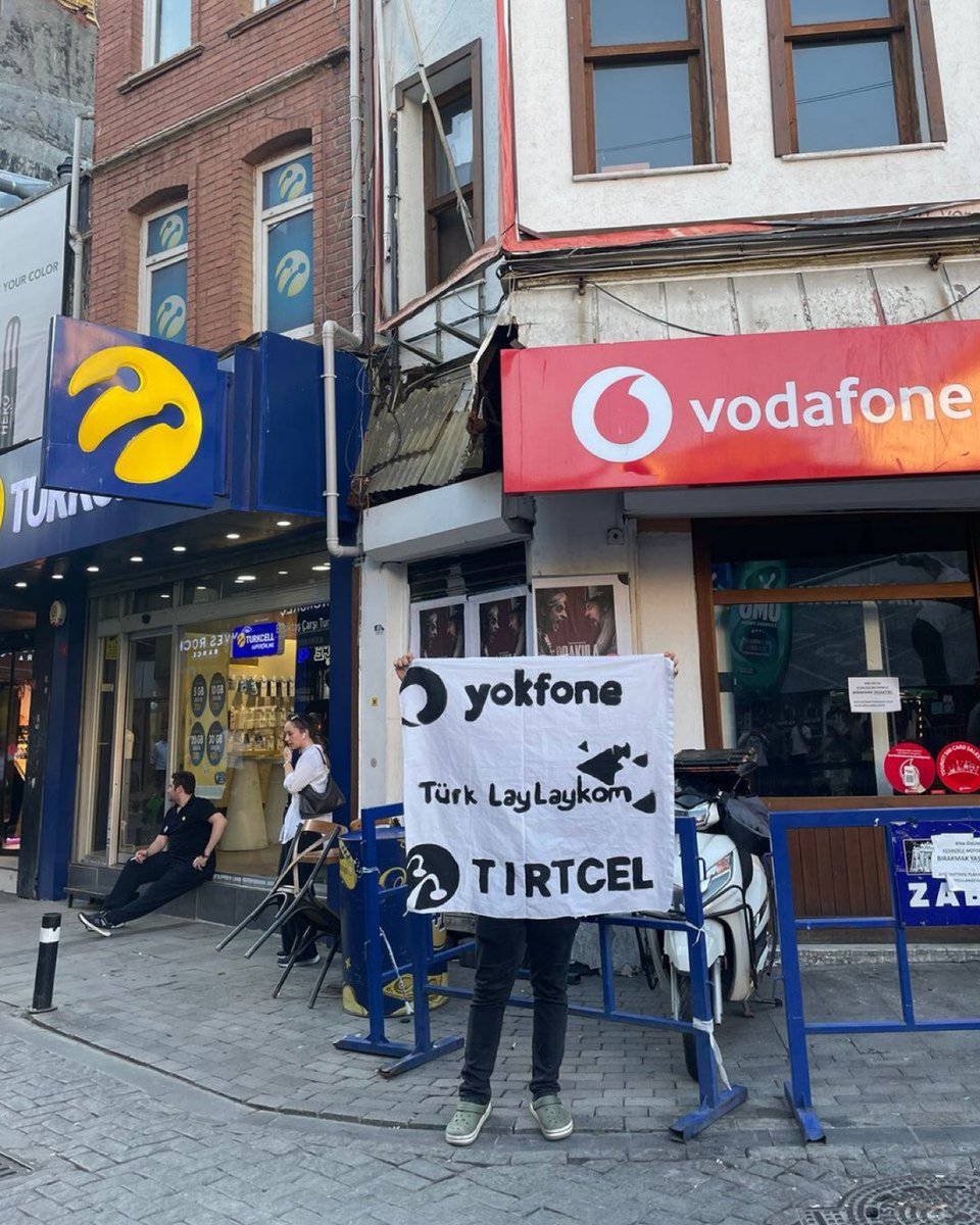 Bir vatandaş, depremde yaşanan iletişim kopukluğu nedeniyle GSM operatörlerini protesto etti.