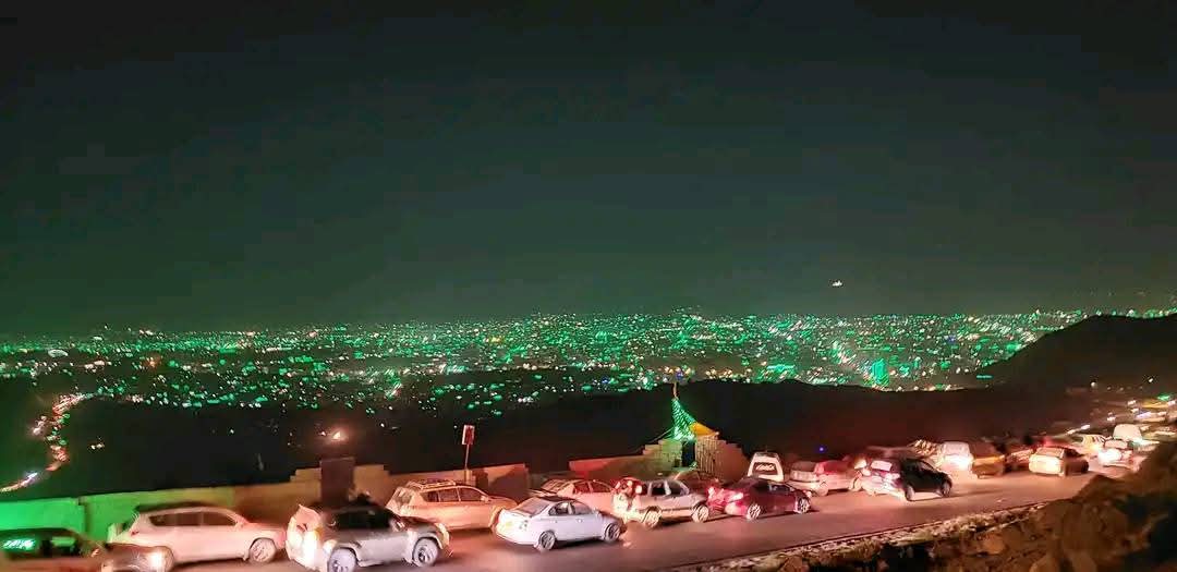 من يشاهد استعدادات أحفاد الأنصار لاستقبال ذكرى مولد رسول الله صلوات الله عليه وآله من قبل الذكرى بشهر يظن أنهم ينتظرون قدومه بذاته وليس ذكرى مولده..!!

هذا التعظيم والتوقير والمحبة والولاء هو سر عزتنا وقوتنا ونصرتنا للمظلومين وانتصارنا على الظالمين وصمودنا أمام مؤامرات الأعداء.