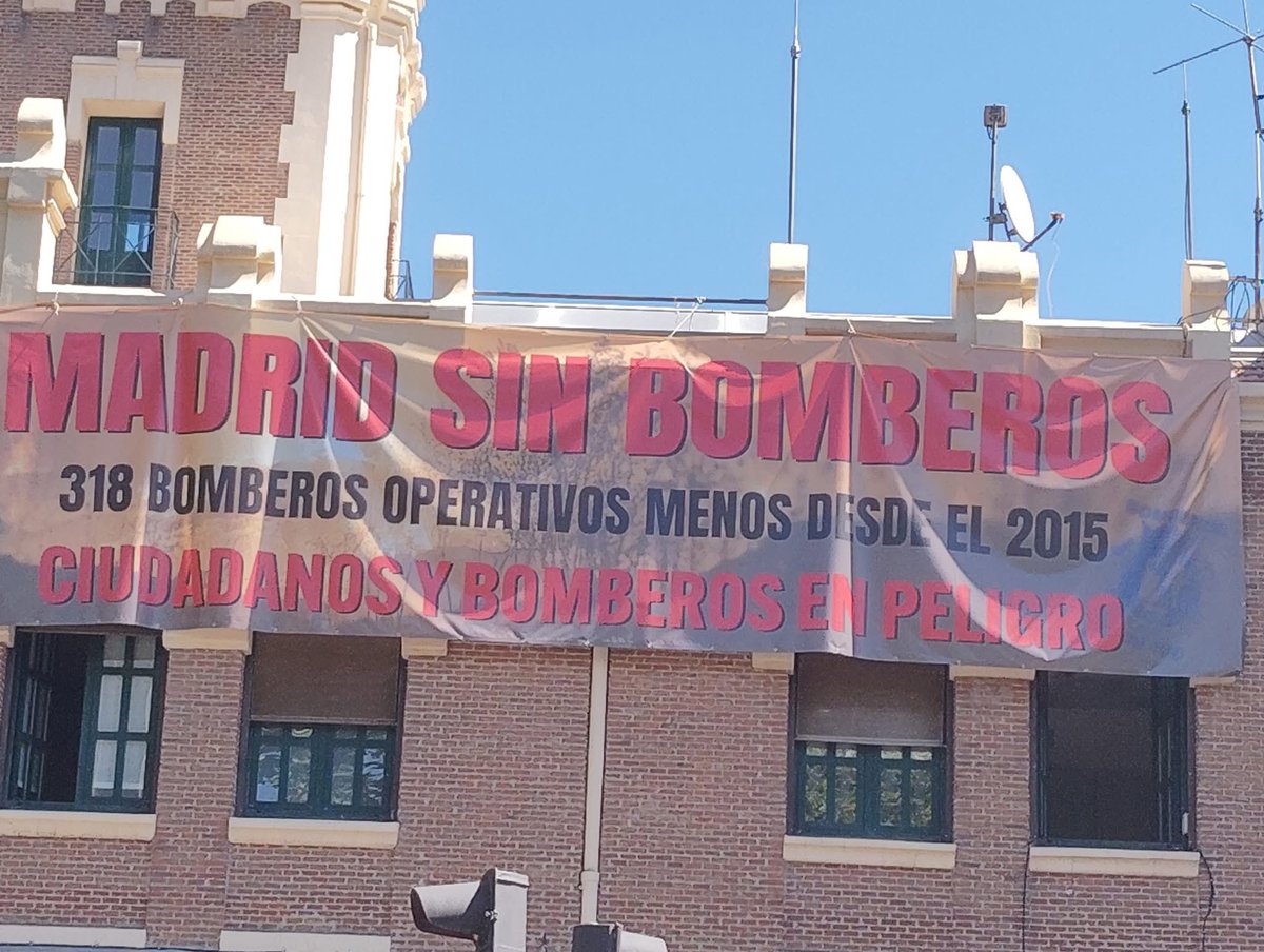 Incendio en Tres Cantos y labores de extinción complicadas que se entienden  mejor con esta foto de la Estación Parque de Bomberos n° 3 - centro.

¡Mucho ánimo! #IFTresCantos