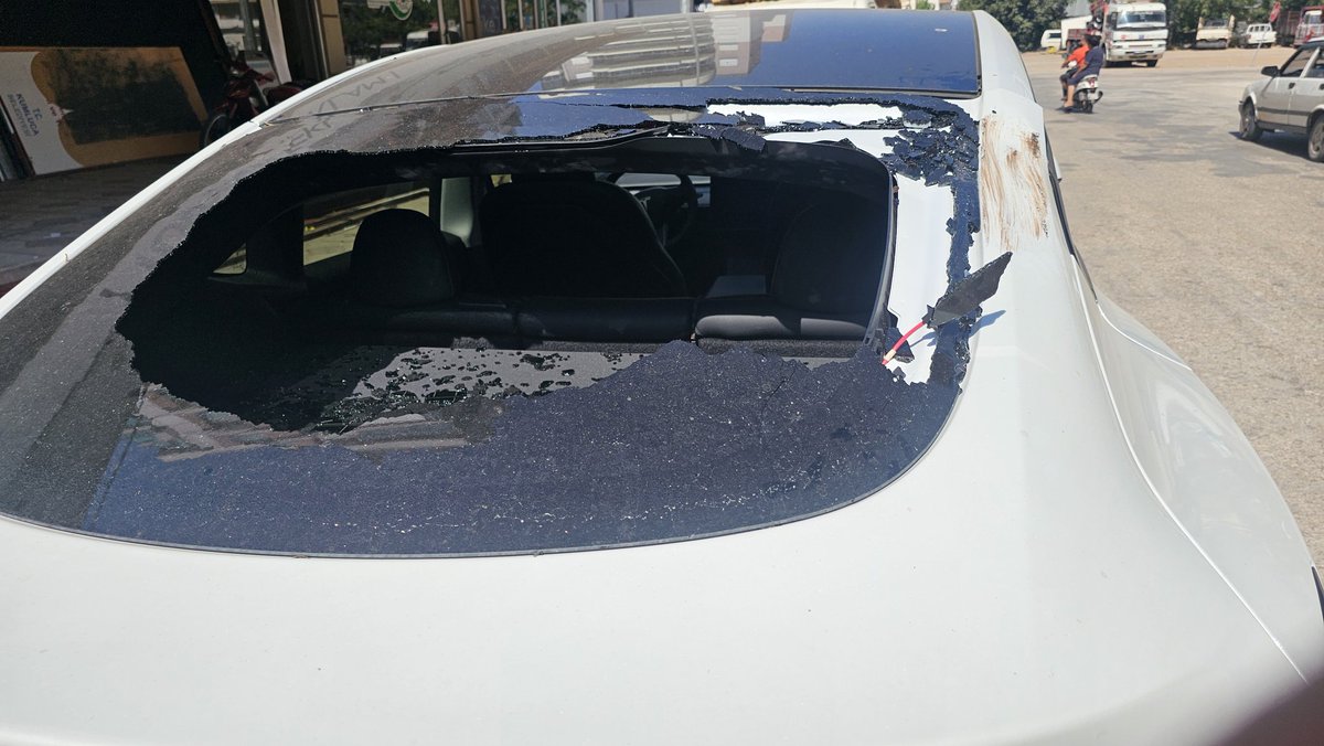 volvolkan's tweet photo. @Tesla_NL_TR Bugün mesai saatleri içinde de ulaşamadım. Arka cam yok, bilgi alacağım nasıl bir yol izleyeyim diye, ulaşamadım bugün hic bir şekilde. https://t.co/uwoNVSt9dk