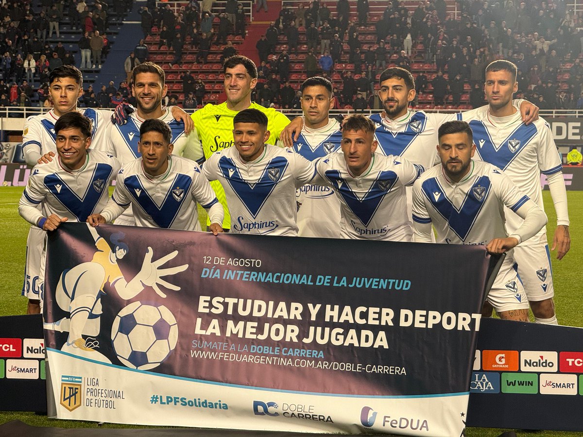 FeDUArgentina's tweet photo. #LPFSolidaria: Estudiar y hacer deporte, la mejor jugada 💪🏼📚

Los equipos del Fútbol de primera división de nuestro país salieron a la cancha de la mano de la Doble Carrera en el marco del Día Internacional de la Juventud, el 12 de agosto 🤝🏼⚽️

Más info 🔗https://t.co/mJVT2Z506s https://t.co/oI2a4J38YT