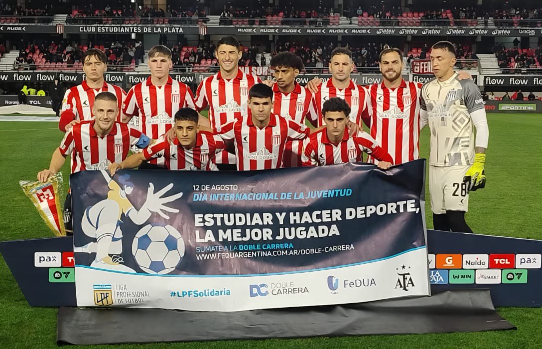 FeDUArgentina's tweet photo. #LPFSolidaria: Estudiar y hacer deporte, la mejor jugada 💪🏼📚

Los equipos del Fútbol de primera división de nuestro país salieron a la cancha de la mano de la Doble Carrera en el marco del Día Internacional de la Juventud, el 12 de agosto 🤝🏼⚽️

Más info 🔗https://t.co/mJVT2Z506s https://t.co/oI2a4J38YT