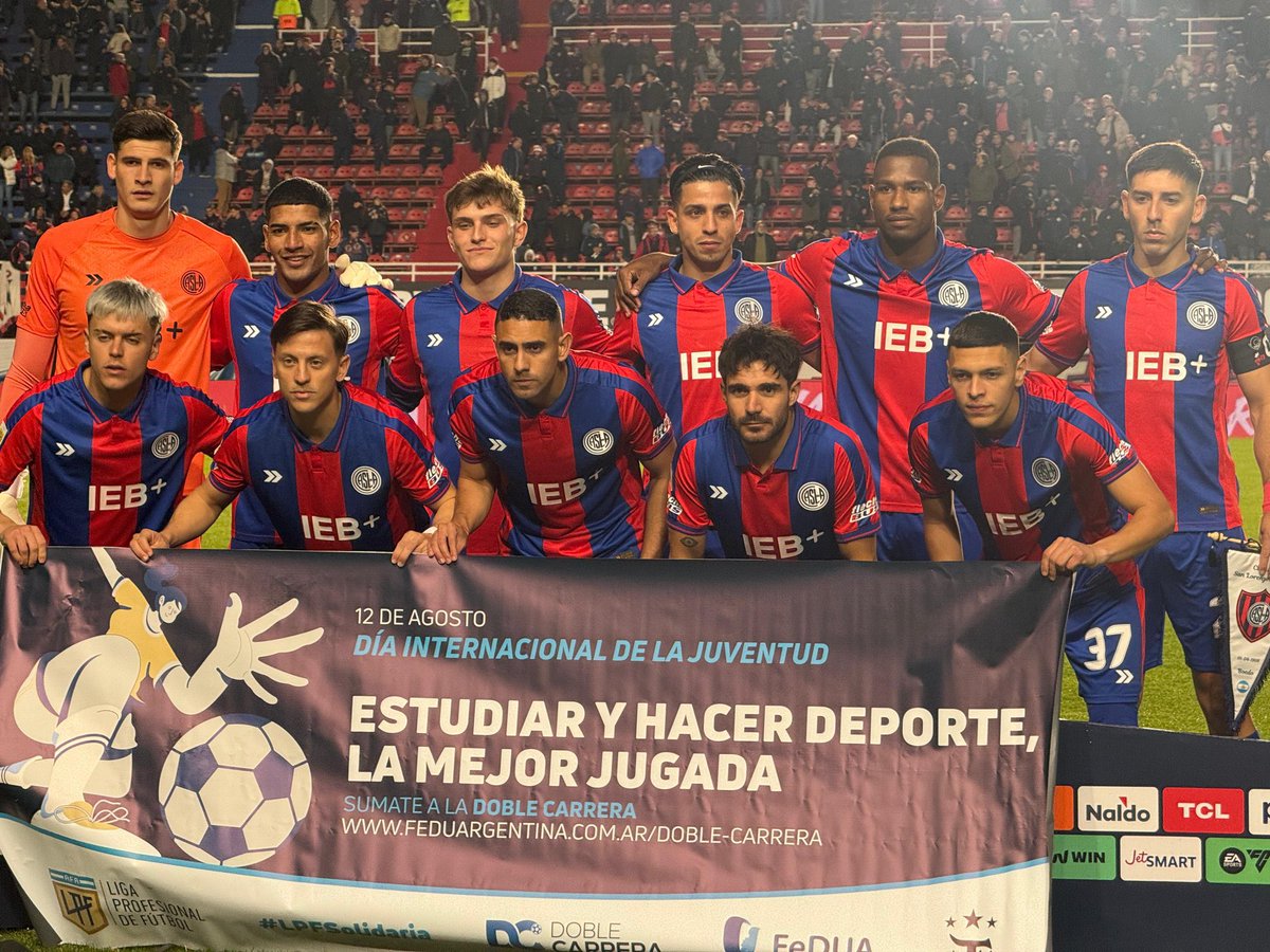 FeDUArgentina's tweet photo. #LPFSolidaria: Estudiar y hacer deporte, la mejor jugada 💪🏼📚

Los equipos del Fútbol de primera división de nuestro país salieron a la cancha de la mano de la Doble Carrera en el marco del Día Internacional de la Juventud, el 12 de agosto 🤝🏼⚽️

Más info 🔗https://t.co/mJVT2Z506s https://t.co/oI2a4J38YT