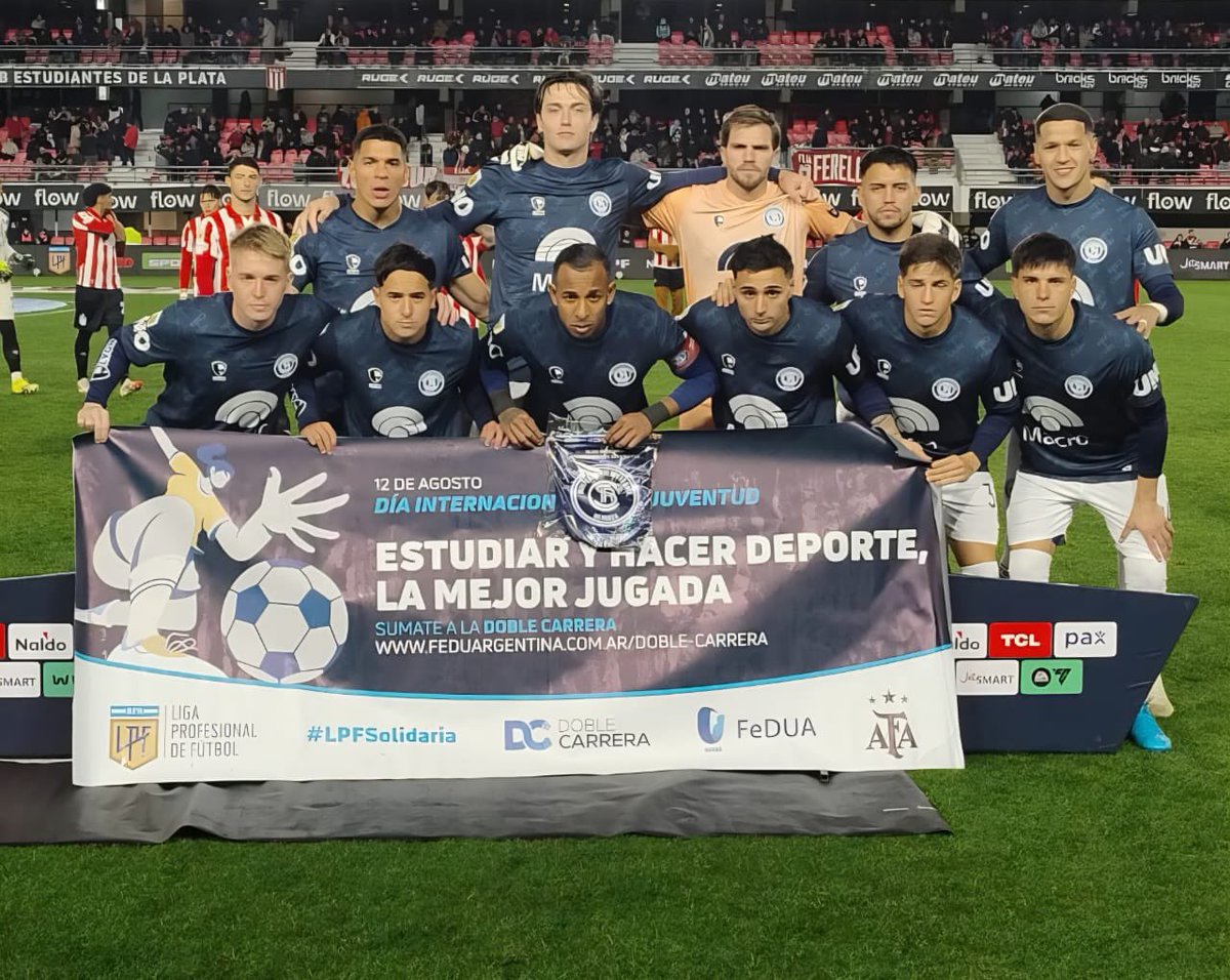 FeDUArgentina's tweet photo. #LPFSolidaria: Estudiar y hacer deporte, la mejor jugada 💪🏼📚

Los equipos del Fútbol de primera división de nuestro país salieron a la cancha de la mano de la Doble Carrera en el marco del Día Internacional de la Juventud, el 12 de agosto 🤝🏼⚽️

Más info 🔗https://t.co/mJVT2Z506s https://t.co/oI2a4J38YT