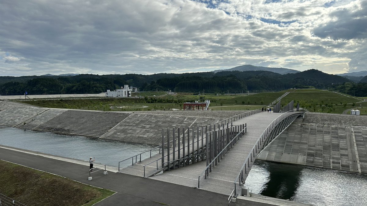 kanagawa2ctr's tweet photo. 南三陸町震災復興祈念公園。南三陸町旧防災対策庁舎と祈りの丘(海抜20m)。津波の平均高さ16.5mに驚愕します。 https://t.co/DRmVC2lqzF