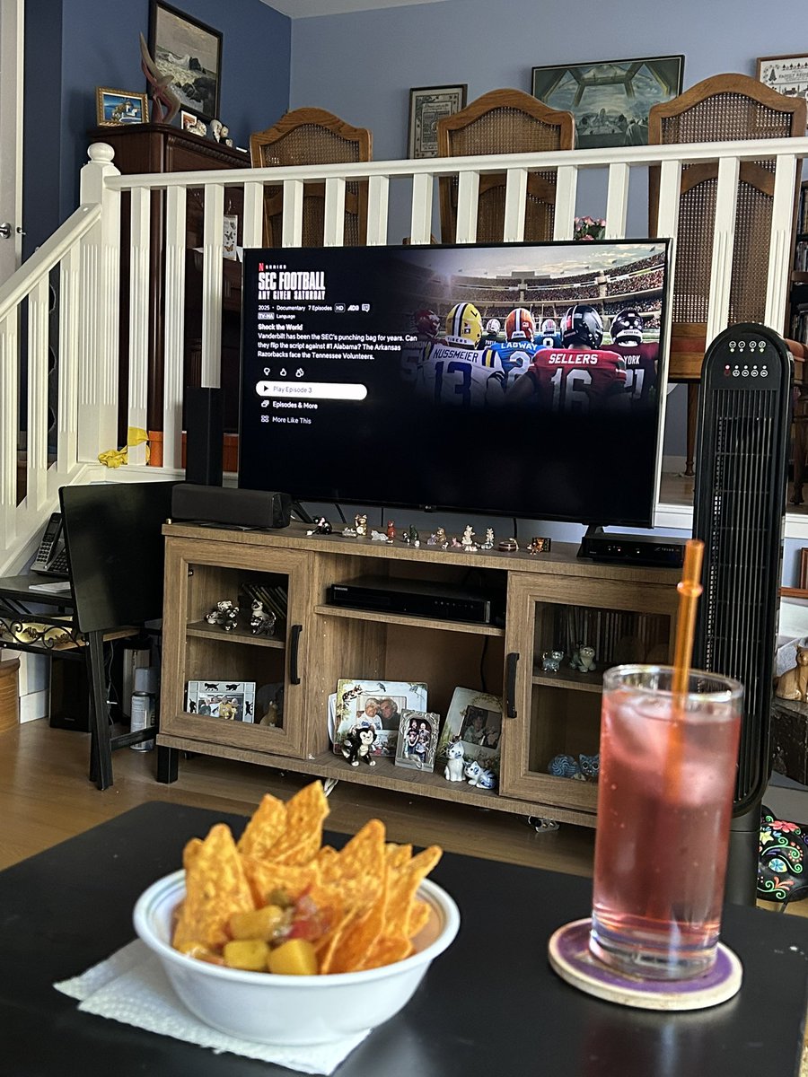 canuck4liberty's tweet photo. About to watch episode 3 of #AnyGivenSaturday on @netflix w/a bowl of nachos and mango salsa along with sweet tea.🍻 Time to relive Vandy shocking the world! https://t.co/YujoLpmOr9