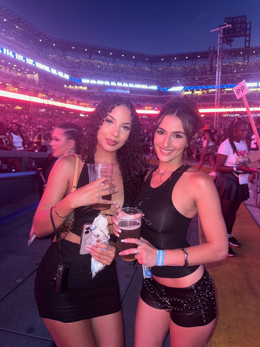 JadeStormss's tweet photo. Got invited to the Breezy Bowl 💗 https://t.co/wrCUUwGUcG
