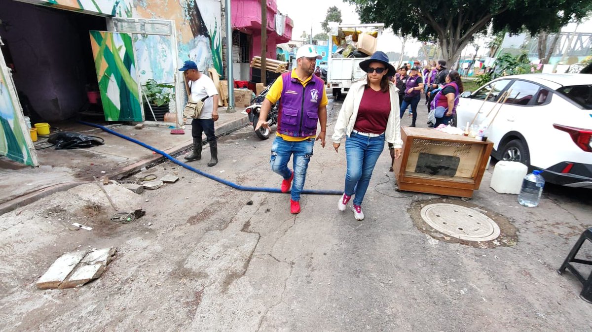 evelyn_parraA's tweet photo. 🤝💙 Continuamos apoyando a nuestras vecinas y vecinos en los alrededores de Gran Canal, se les reparte despensas y kits de limpieza para ayudarles a recuperarse tras las lluvias.
En VC la solidaridad siempre llega hasta tu puerta. 🚪💪
#VCTrabaja #ApoyoALaComunidad #LluviasCDMX https://t.co/YHSR1WTtWL