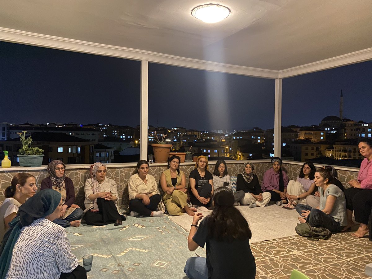 📍İstanbul 

Sancaktepe’de Genç Kadın öncülüğünde kadınlarla Barış ve Demokratik Toplum Manifestosu üzerine tartıştık ve süreçte kadının rolü ve misyonu üzerine konuştuk .

Her yerde örgütlü mücadelemizi sürdürecek komünalist yoldaşlık ruhuyla demokratik toplumu inşa edeceğiz .