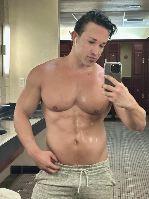 Watch D.A.'s leaked NSFW photo on TwXstars