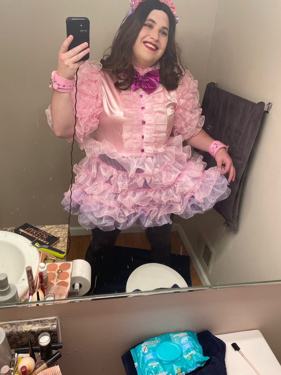 SissygirlKelly's tweet photo. Happy Maid Monday everybody!!!especially to @LexxiSissy !!! I’d love to hear which version is everyone��s your favorite so I can make sure to give you more of it!! #MaidMonday #sissyslut #exposedsissy #sissyexposure #sissymaid #exposure #patheticsissy #sissy https://t.co/UcumyX8sQ9