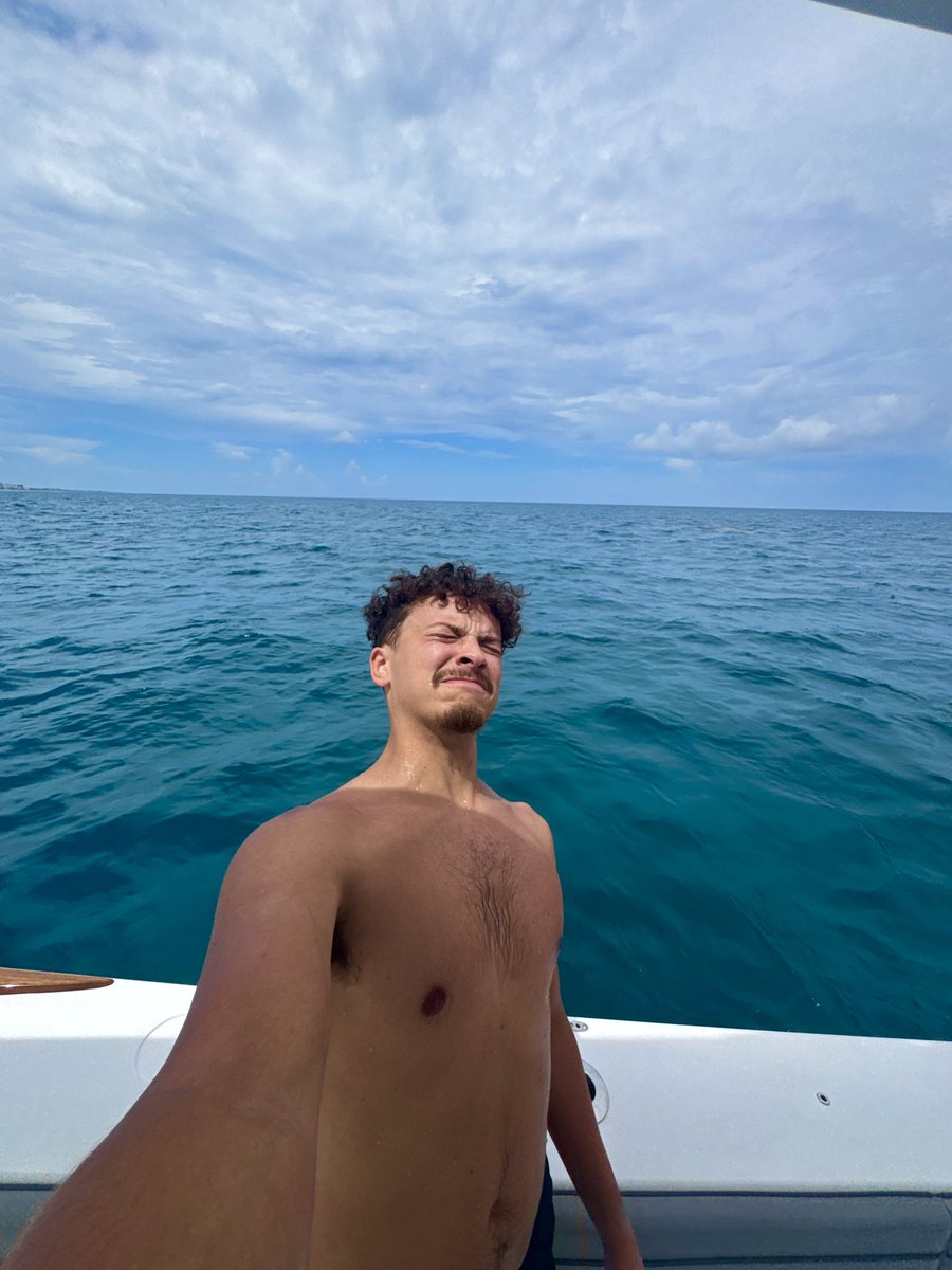 criuhofficial's tweet photo. you’ll always have my heart florida, but i’ll never forgive you for how much you’ve made me sweat https://t.co/XhWRDnjvac