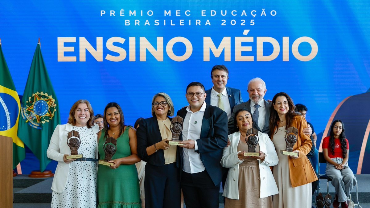 Lula (@lulaoficial) on Twitter photo 🎓 Hoje, Dia do Estudante, tive a alegria de entregar, junto ao companheiro <a href="/CamiloSantanaCE/">Camilo Santana</a>, o Prêmio MEC da Educação Brasileira para gestores, profissionais da educação e estudantes que se destacaram em todo o país.
O nosso objetivo é valorizar e incentivar quem faz a 🎓 Hoje, Dia do Estudante, tive a alegria de entregar, junto ao companheiro <a href="/CamiloSantanaCE/">Camilo Santana</a>, o Prêmio MEC da Educação Brasileira para gestores, profissionais da educação e estudantes que se destacaram em todo o país.
O nosso objetivo é valorizar e incentivar quem faz a