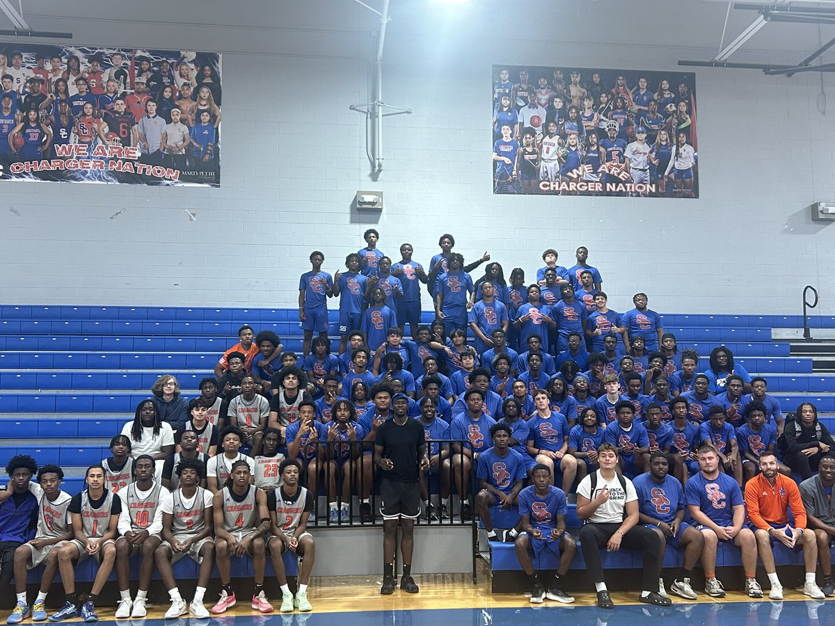 Great to have former Charger <a href="/TerenceDavisJr/">3️⃣</a> speak to our football and basketball teams today!