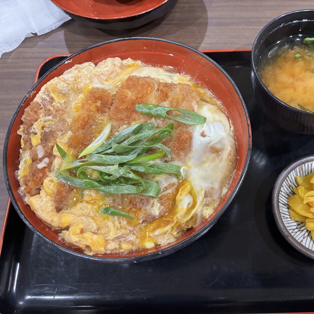 berryjam025's tweet photo. 昨日久しぶりに食べたカツ丼は
美味かった https://t.co/8zlv5xsZdO