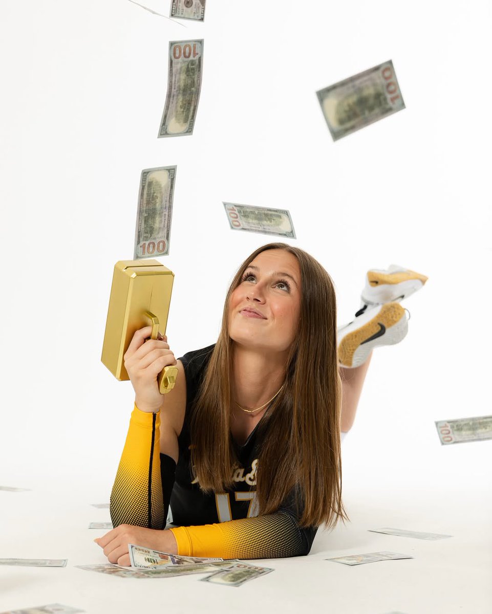 Media day mood 😎

#NCAAWVB x 📸 <a href="/GoShockersVB/">Wichita State Volleyball</a>