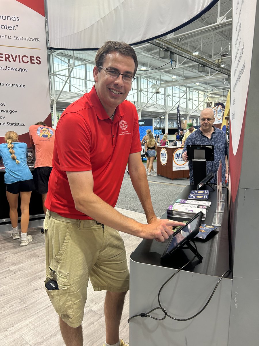 IowaSOS's tweet image. @IowaTreasurer Roby Smith stopped by our booth to take part in the Iowa State Fair Straw Poll! Always great to see Iowans join in on the fun and make their voices heard. #IowaStateFair #StrawPoll