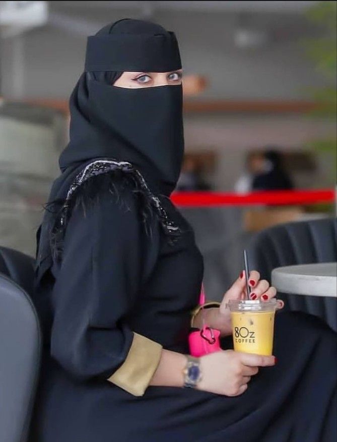 النقاب السعودي منتشر جدا بغزة 
واغلب البنات الي بيلبسوه بيكونوا جمال و زاكيات 🔥
واجسامهم فيه بيجنن 🔥🔥
حد مثلي انتبه لهاي الشغلة وبيولع عليهم ولا بس انا 😂
شاركوني رايكم