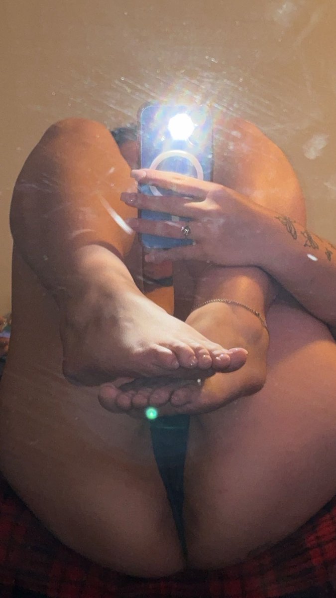 1nonlyn1naaa's tweet photo. book me babes 💋

add my x @QueenAndBee 🌶️🤤 https://t.co/3glFusMoMP