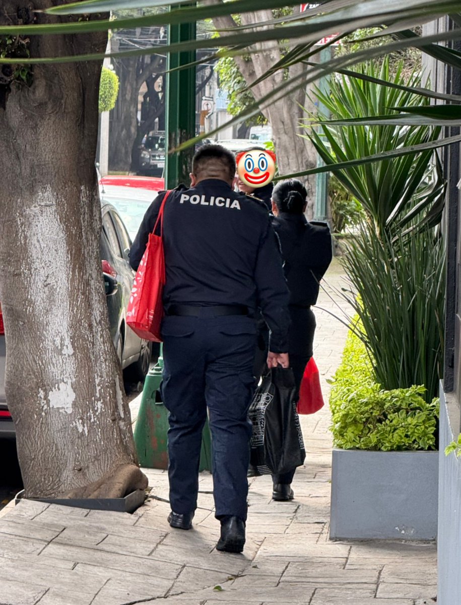 ‼️🚨 INFORMAMOS
A las víctimas, medios y ciudadanía: Personal de <a href="/CEAVmex/">CEAV</a> a través de agentes de <a href="/SSC_CDMX/">SSC CDMX</a> <a href="/SSPCMexico/">Secretaría de Seguridad y Protección Ciudadana</a> están extrayendo documentos y equipo de cómputo del inmueble. 
Contamos con evidencias y testimonios. Sirva para su conocimiento. <a href="/CNDH/">CNDH en México</a> <a href="/ONUDHmexico/">ONU-DH México</a> <a href="/rosaicela_/">Rosa Icela Rodríguez Velázquez</a>