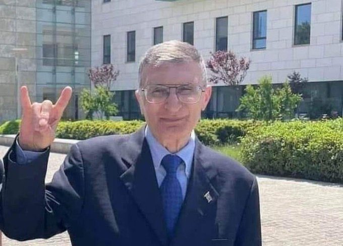 Prof. Dr. Aziz Sancar:

“Bana ‘arap mısınız, kısmen mi Türk’sünüz?’ diye sorarak saygısızlık yaptılar. BBC’ye söyledim, arapça konuşmuyorum, kürtçe konuşmuyorum, ben Türk’üm. 

Mardin’de de doğmuşsam, Cizre’de de doğmuşsam, Kars’ta da doğmuşsam ben Türk’üm.”