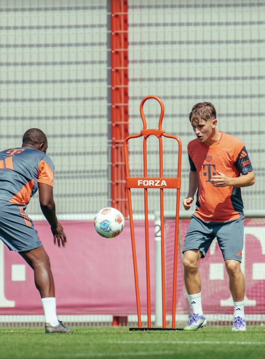 bayern_aktuell_'s tweet photo. Die FC Bayern II-Youngster Guido-Della #Rovere (18) und Tim #Binder (18) nahmen heute am Training der ersten Mannschaft teil und könnten morgen im Kader für das Testspiel gegen die Grasshoppers stehen.
@BILD https://t.co/QlMBKCdJtf